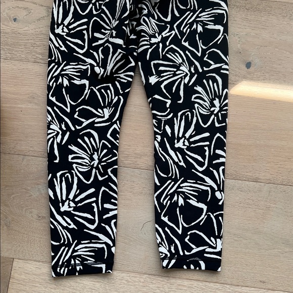 Stylish Black and White Women’s Leggings - Picture 6 of 8